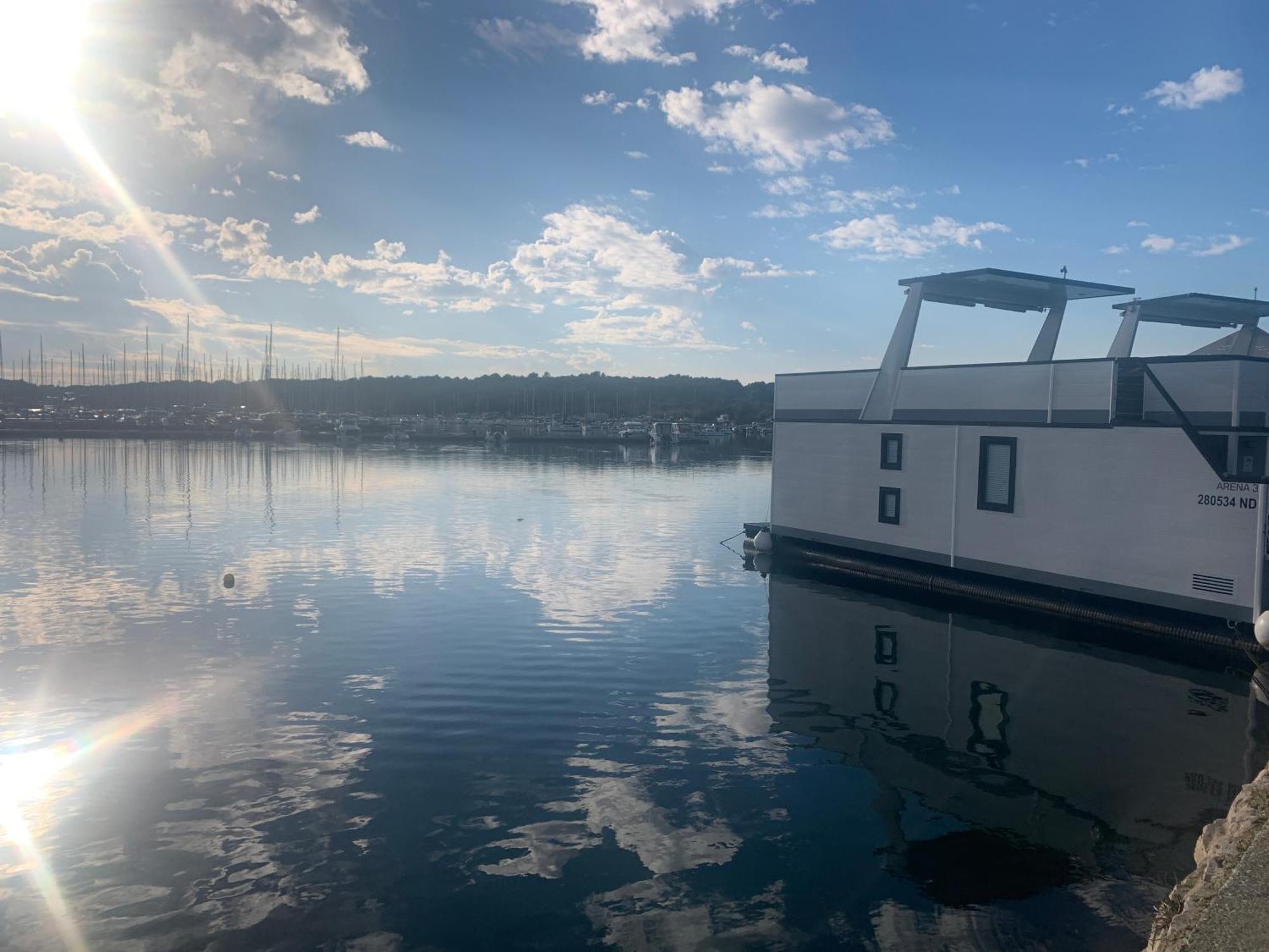 فيلا House Boat Oliva - Floating House بولا المظهر الخارجي الصورة